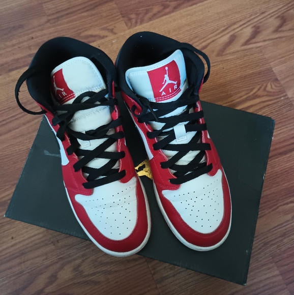 ❣️SOLD❣️AIR JORDAN 1 MIDS GS - Picture 2 of 5
